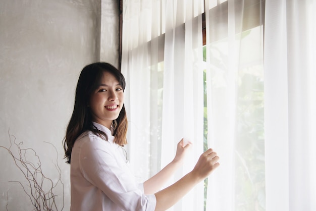 幸せなライフスタイルの肖像画美しい素敵な若い女の子の女性