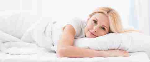 Free photo portrait of beautiful senior woman in bed