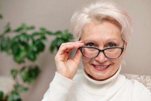 Portrait beautiful senior woman with glasses