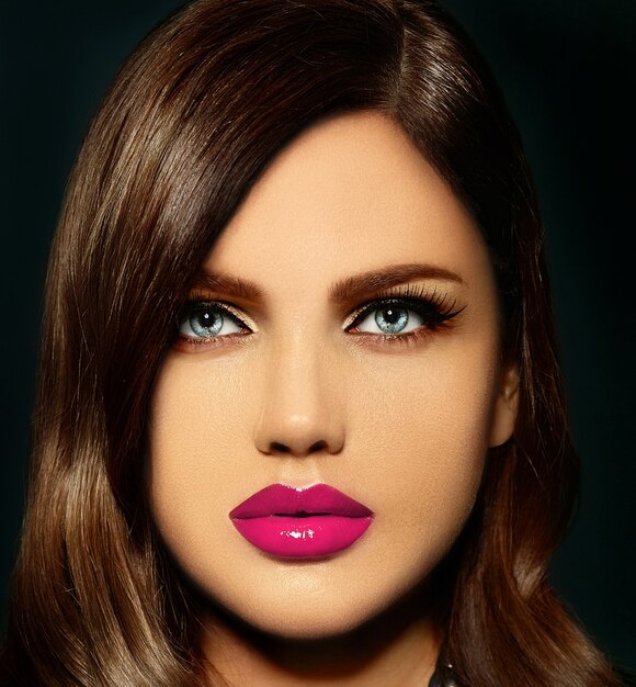 портрет красивой сексуальной стильной кавказской модели молодой женщины с розовыми натуральными губами