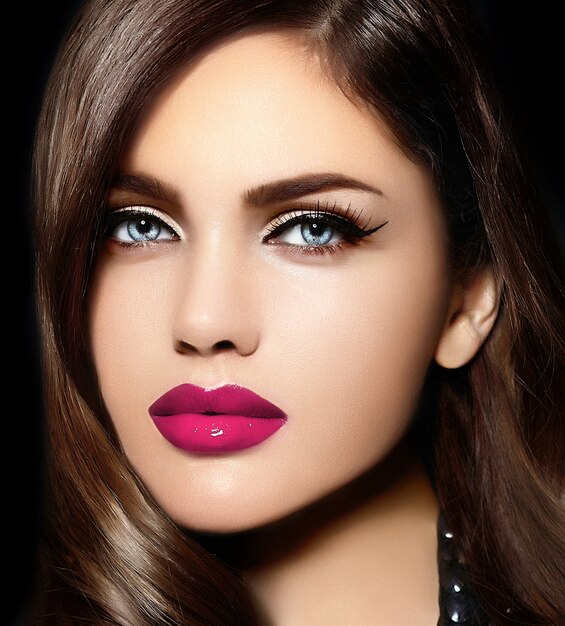 портрет красивой сексуальной стильной кавказской модели молодой женщины с розовыми натуральными губами