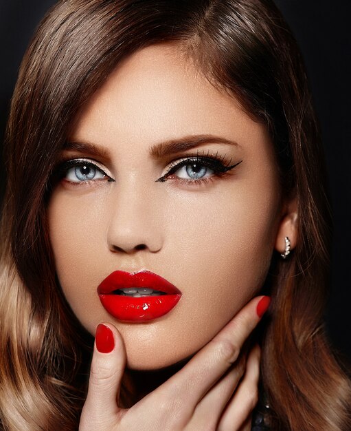 赤い自然な唇と美しいセクシーなスタイリッシュな白人の若い女性モデルの肖像画