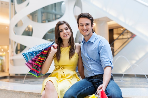 Free photo portrait beautiful and smiling couple in shopping mall