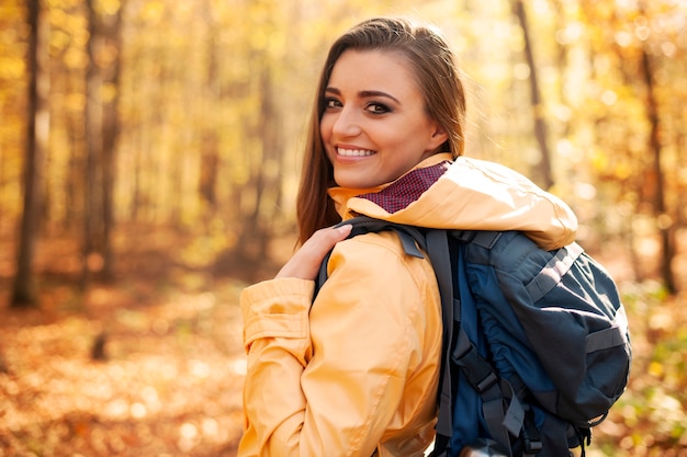 Foto gratuita ritratto di bella e sorridente escursionista femminile