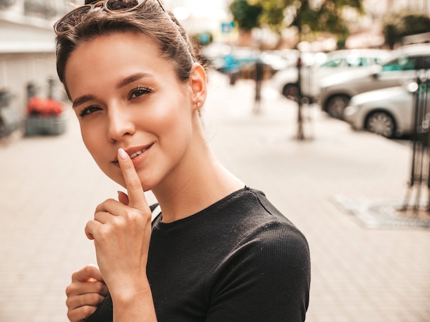 Foto gratuita il ritratto di bello modello sorridente si è vestito in vestiti dell'estate. ragazza d'avanguardia che propone nella via. divertimento donna divertente e positiva