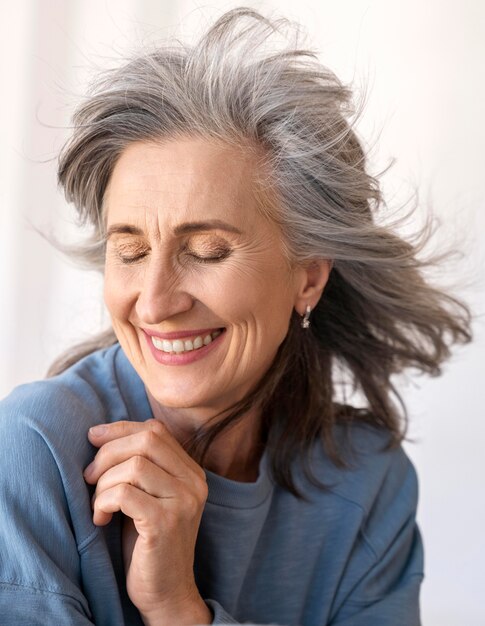 Free photo portrait of beautiful smiling older woman