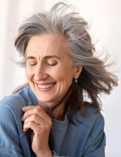 Портрет красивой улыбающейся пожилой женщины