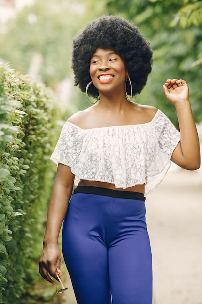 Free photo portrait beautiful smiling woman in city