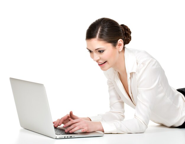 흰색 절연 바닥에 누워 흰 셔츠에 노트북과 아름 다운 웃는 여자의 초상화.