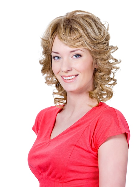 곱슬 금발 머리와 빨간색으로 아름 다운 웃는 젊은 여자의 초상화