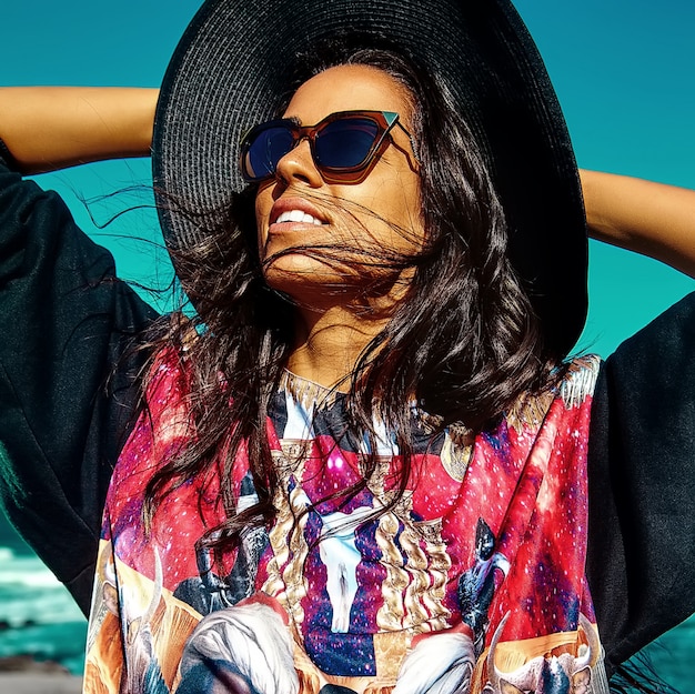 Free photo portrait of beautiful stylish young woman at the beach