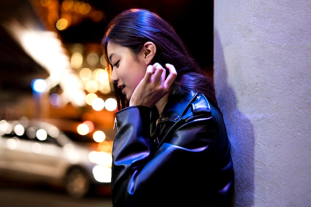 Free photo portrait of beautiful woman in the city at night