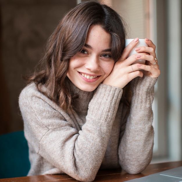 Portrait beautiful woman drinking coffee