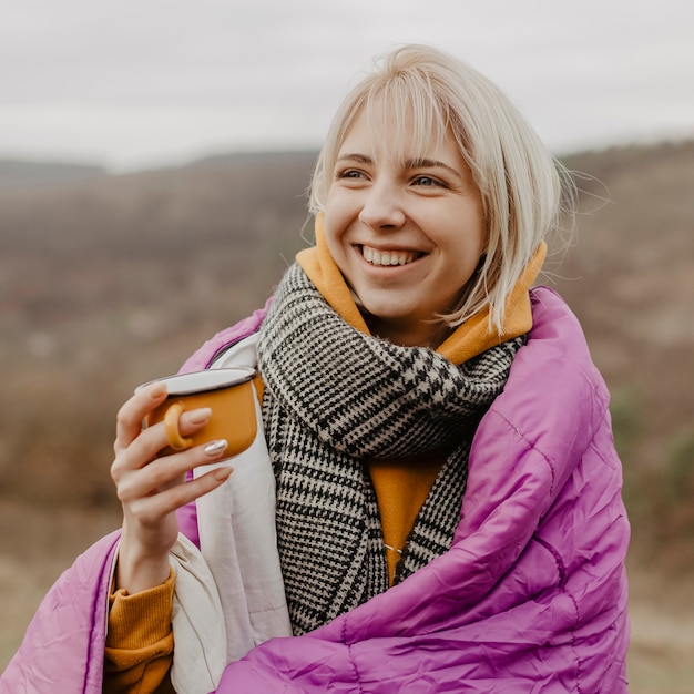 Free photo portrait beautiful woman drinking tea