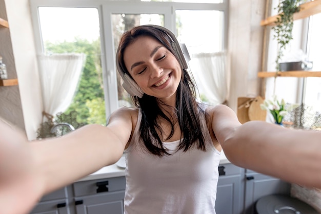 Free photo portrait of beautiful woman enjoying music