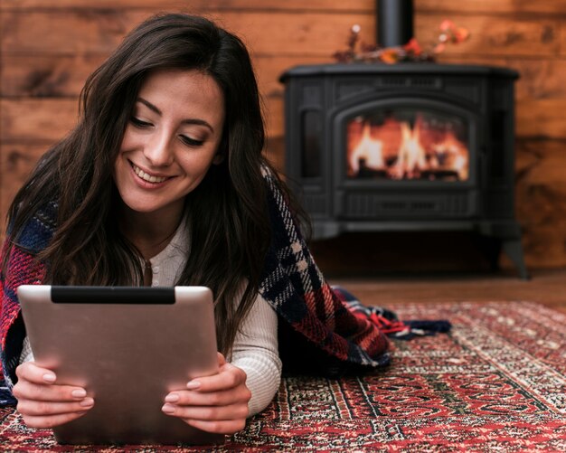 Free photo portrait of beautiful woman at home