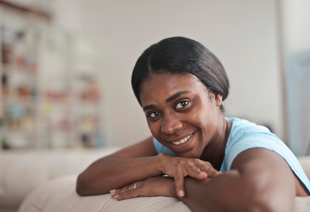 Free photo portrait of a beautiful woman at home