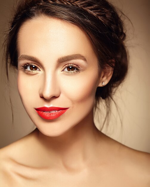 신선한 매일 메이크업과 붉은 입술으로 아름 다운 여자 모델의 초상화