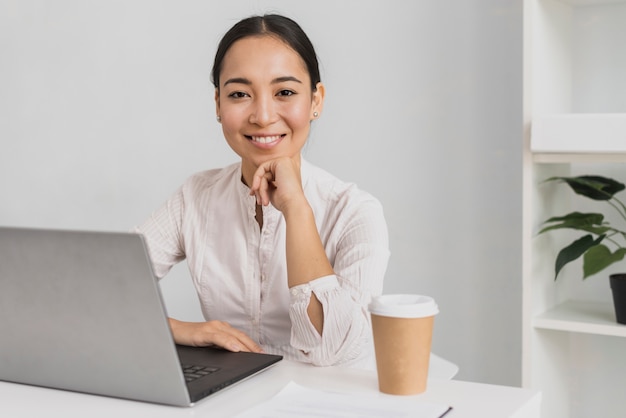 Free photo portrait beautiful woman at office mock-up