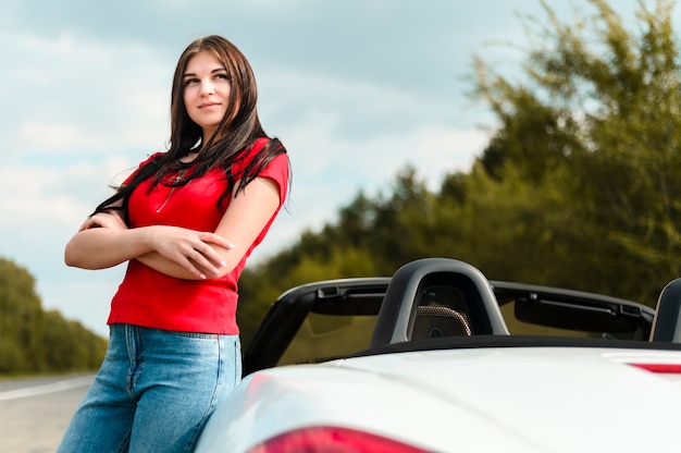 Free photo portrait of beautiful woman outdoors