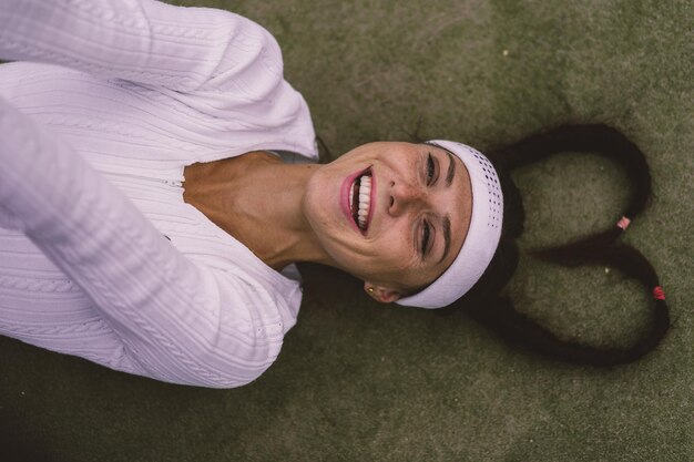 Портрет красивой женщины, играя в теннис на открытом воздухе