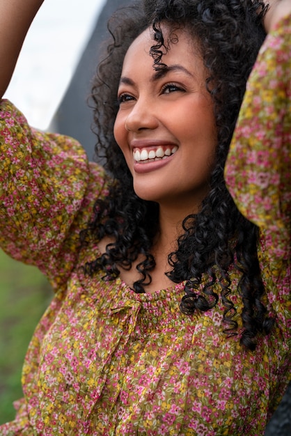 Free photo portrait of beautiful woman posing outdoors