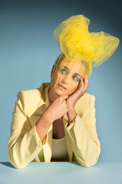 Free photo portrait of beautiful woman posing with an avantgarde head piece