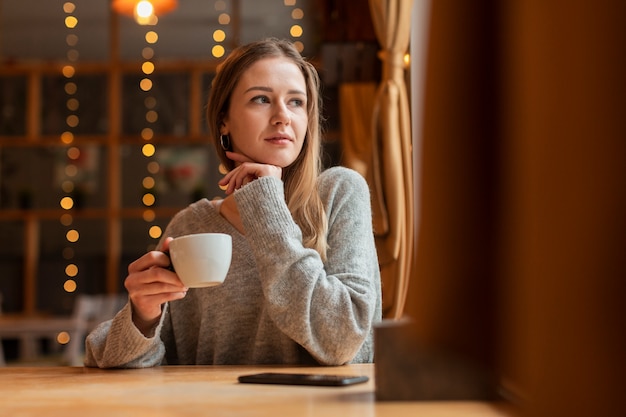 Foto gratuita ritratto bella donna al ristorante