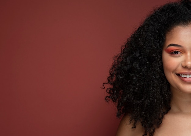 Free photo portrait of a beautiful woman smiling with make-up on her face