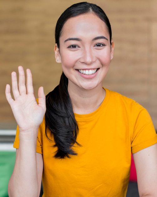 Foto gratuita ritratto di bella donna sorridente