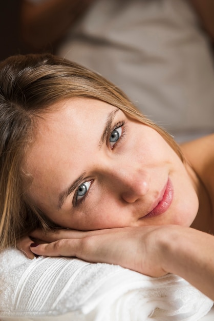 Free photo portrait of a beautiful woman in spa