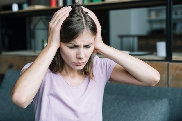 Free photo portrait of a beautiful woman suffering from headache