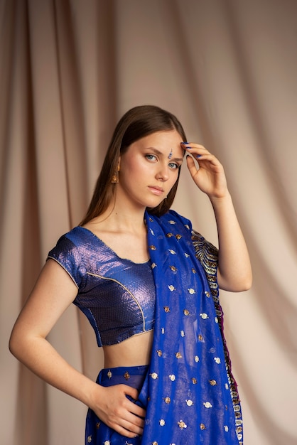 Foto gratuita ritratto di bella donna che indossa il tradizionale indumento sari