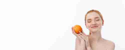 Бесплатное фото Портрет красивой женщины с изолированным апельсином