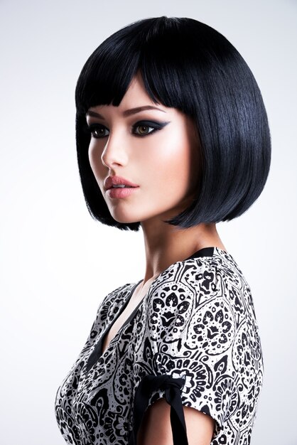 Портрет красивой женщины с черными прямыми волосами и вечерним макияжем