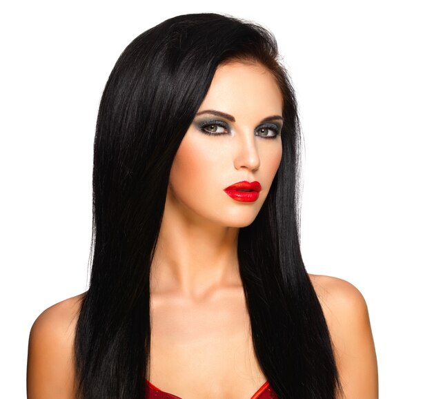 黒のストレートヘアと赤い唇、イブニングメイクの美しい女性の肖像画