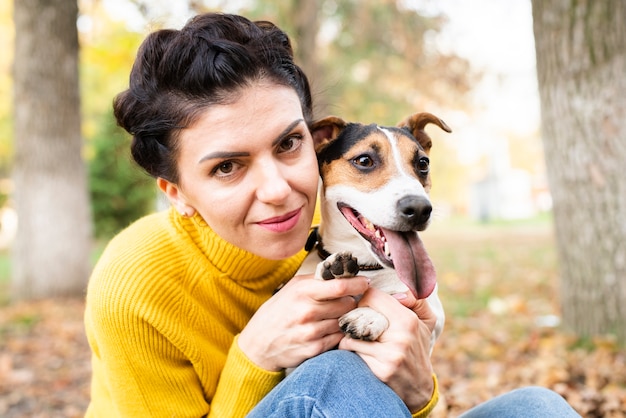 Free photo portrait of beautiful woman with her dog