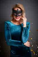 Foto gratuita ritratto di bella donna con la maschera di travestimento