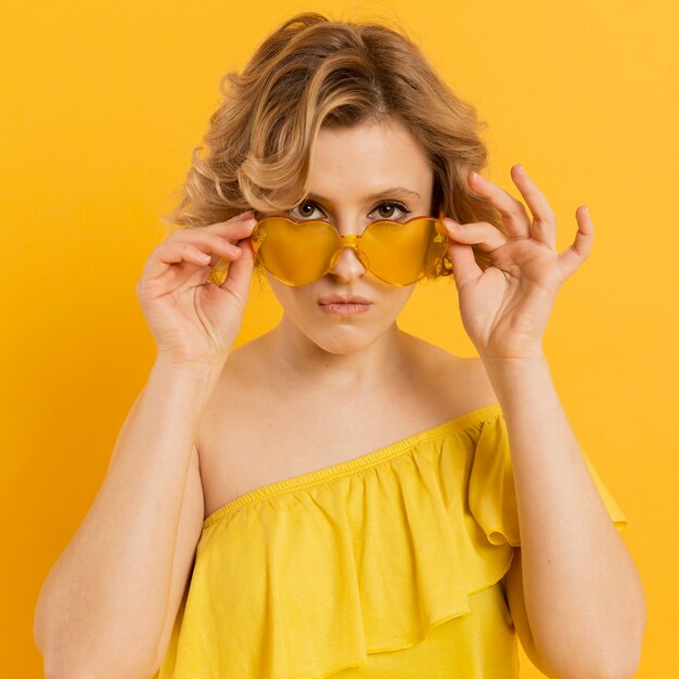 Portrait beautiful woman with sunglasses