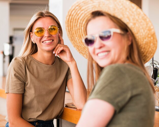 Foto gratuita ritratto di belle donne sorridenti