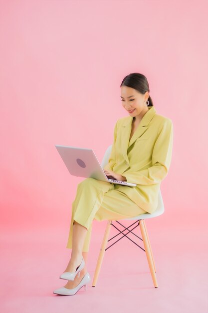 세로 아름 다운 젊은 아시아 비즈니스 여자 색상에 컴퓨터 노트북을 사용