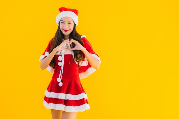 초상화 아름 다운 젊은 아시아 크리스마스 옷과 모자는 마음으로 행복 미소