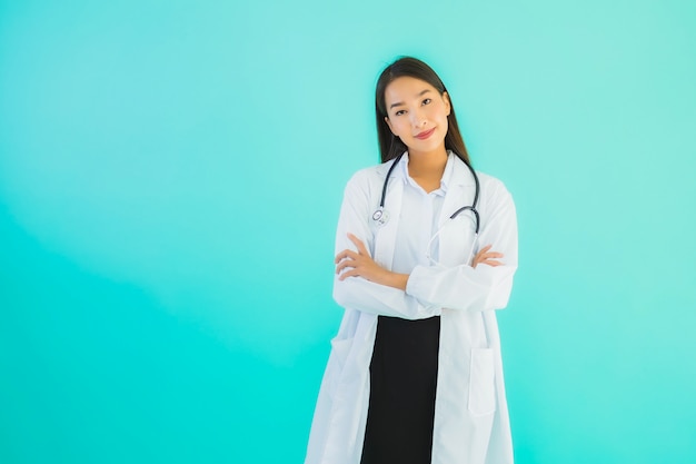 肖像画の美しい若いアジア医師アジアの女性