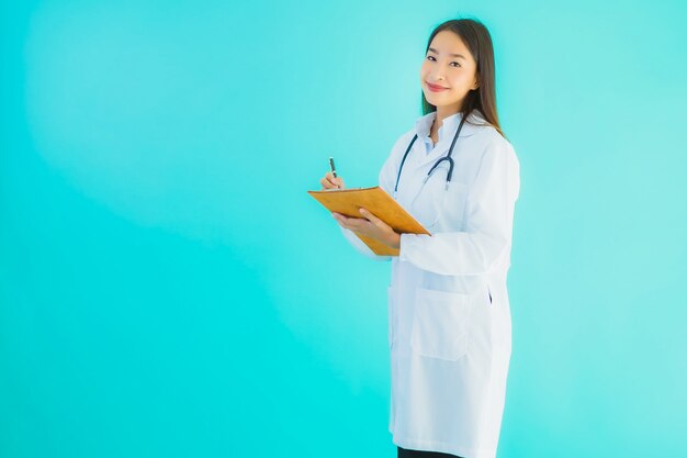 Portrait beautiful young asian doctor woman with empty card board