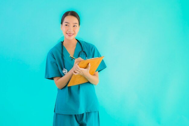 Free Photo portrait beautiful young asian doctor woman with empty paper board for copy space