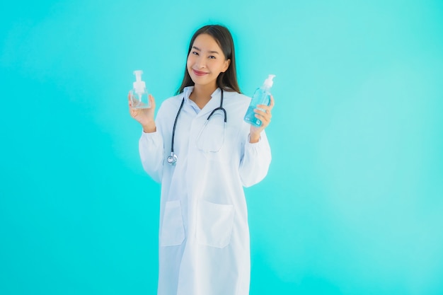 Женщина доктора портрета красивая молодая азиатская с спиртом геля для чистой руки