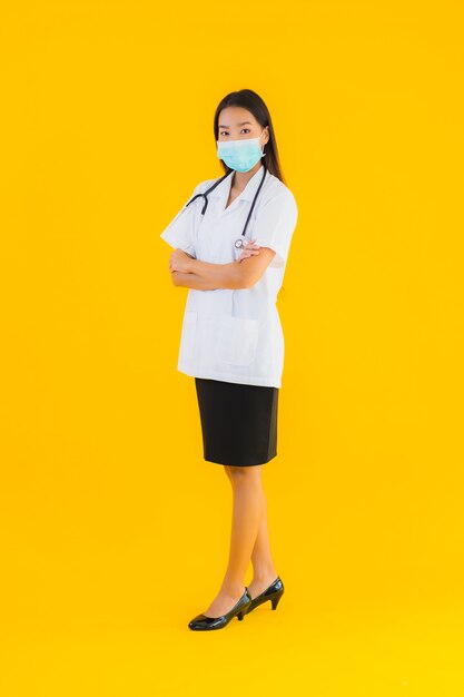 Free photo portrait beautiful young asian doctor woman with mask for protect covid19