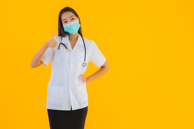 Портрет красивая молодая азиатская женщина-врач с маской для защиты covid19