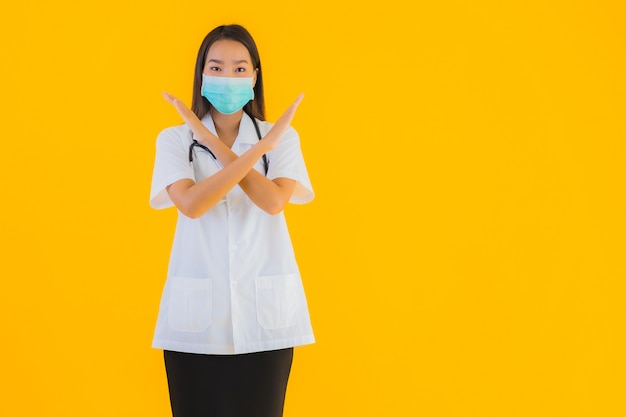 肖像画の保護covid19のマスクを持つ美しい若いアジア医師女性