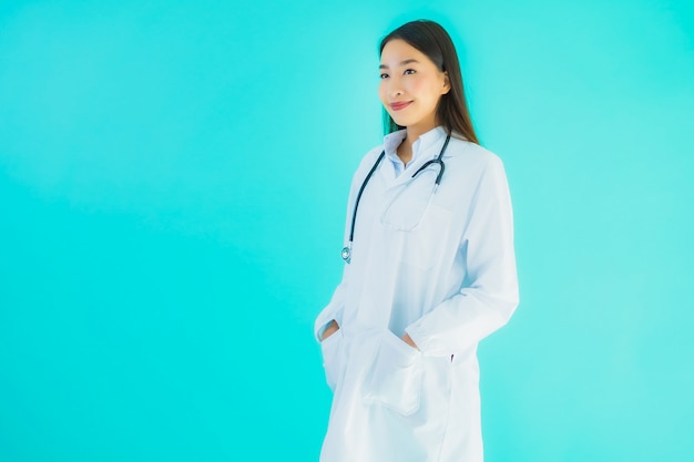 Портрет красивая молодая азиатская женщина доктора с стетоскопом